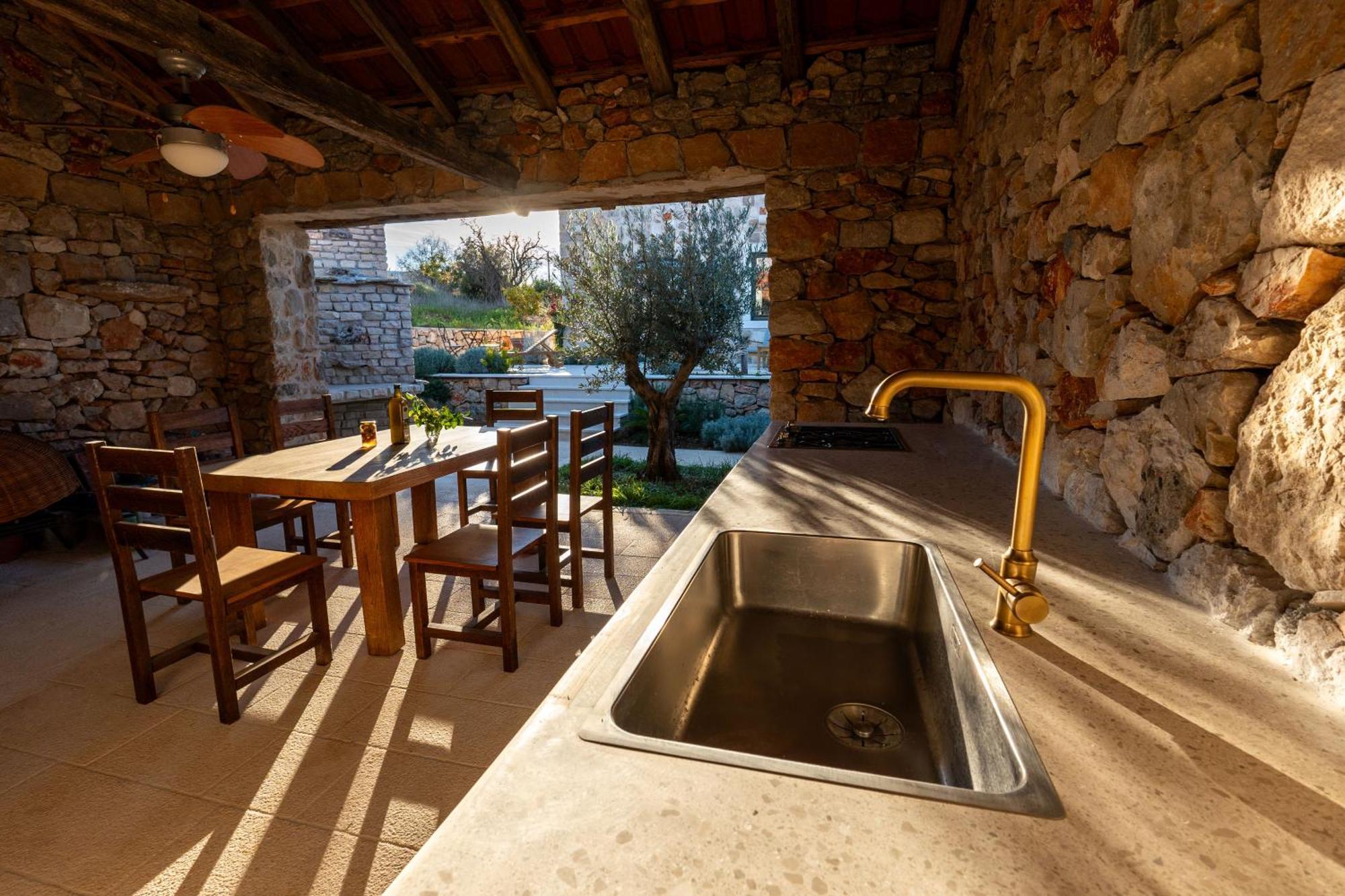 Villa Sjora - "Autentic Dalmatian Stone Villa With Private Garden & Bbq" วรอสกา ภายนอก รูปภาพ